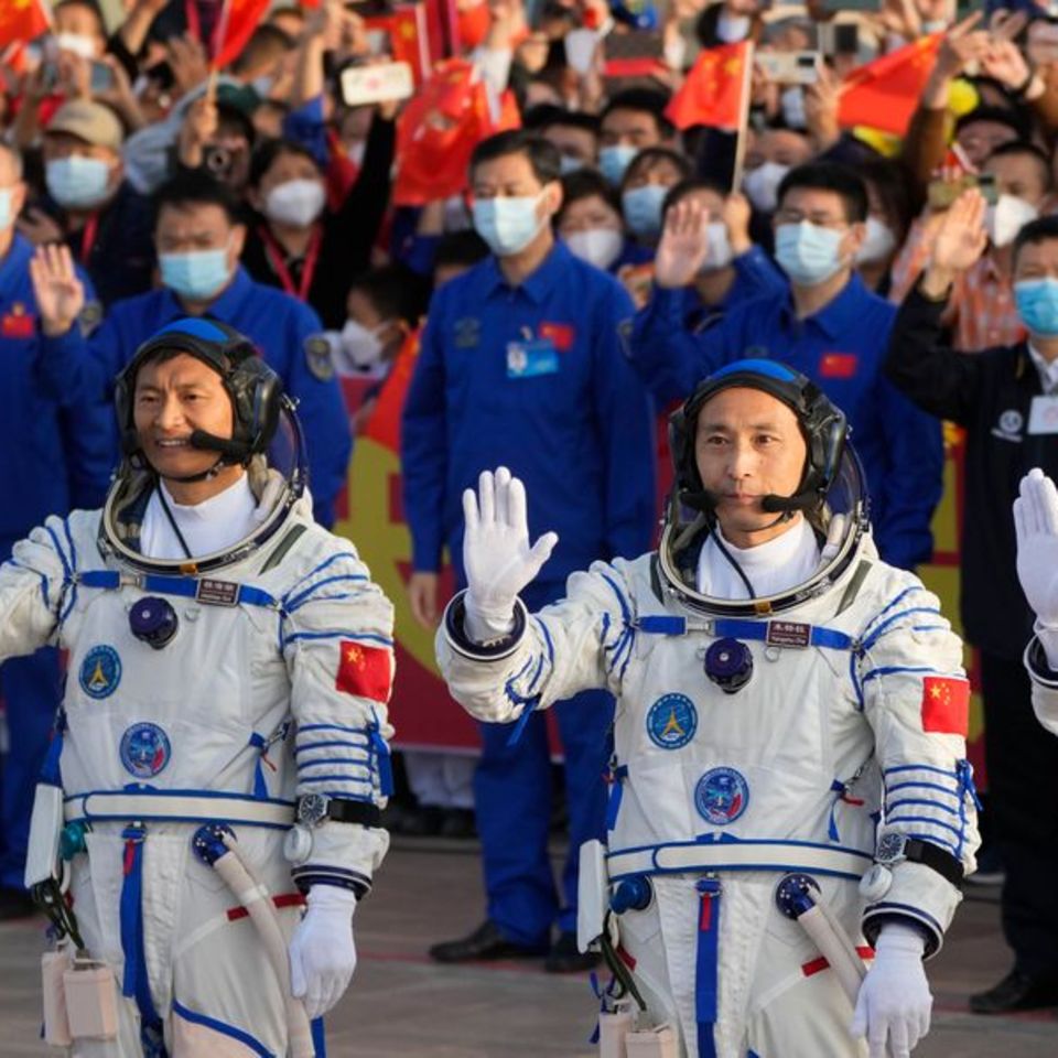 Die chinesischen Astronauten Gui Haichao, Zhu Yangzhu und Jing Haipeng