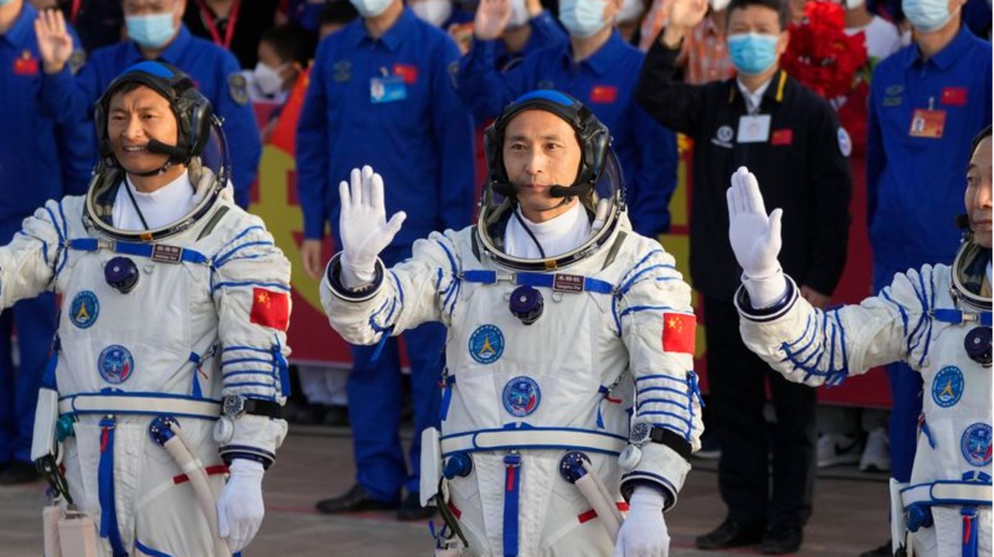 Die chinesischen Astronauten Gui Haichao, Zhu Yangzhu und Jing Haipeng