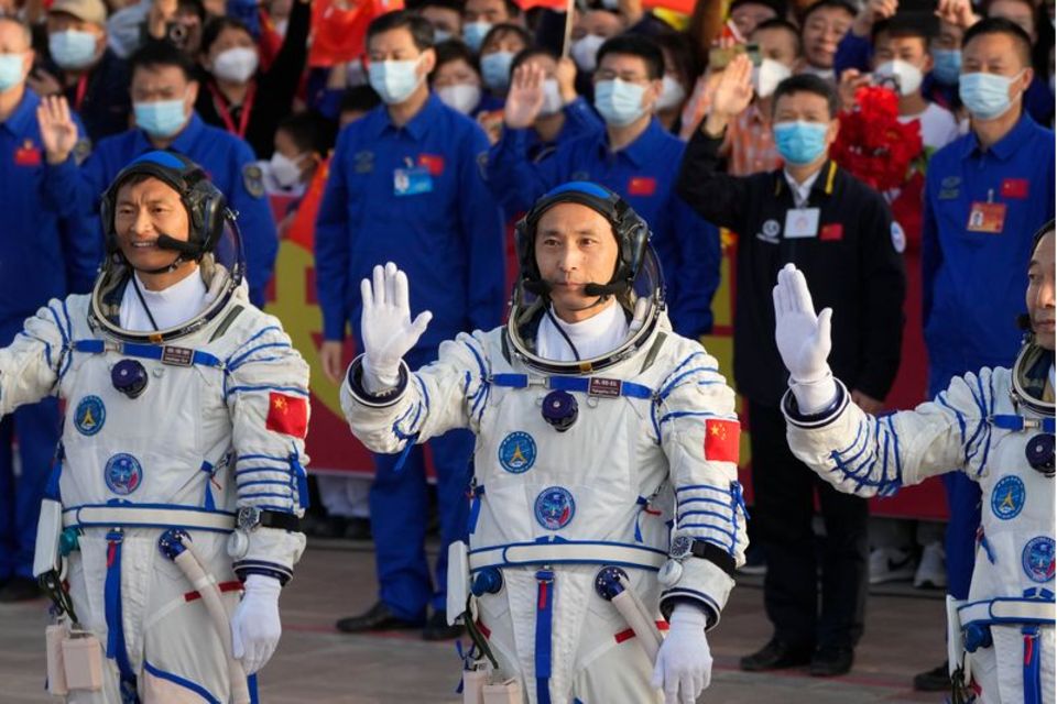 Die chinesischen Astronauten der Shenzhou-16-Mission(l-r): Gui Haichao, Zhu Yangzhu und Jing Haipeng. Foto: Mark Schiefelbein/AP