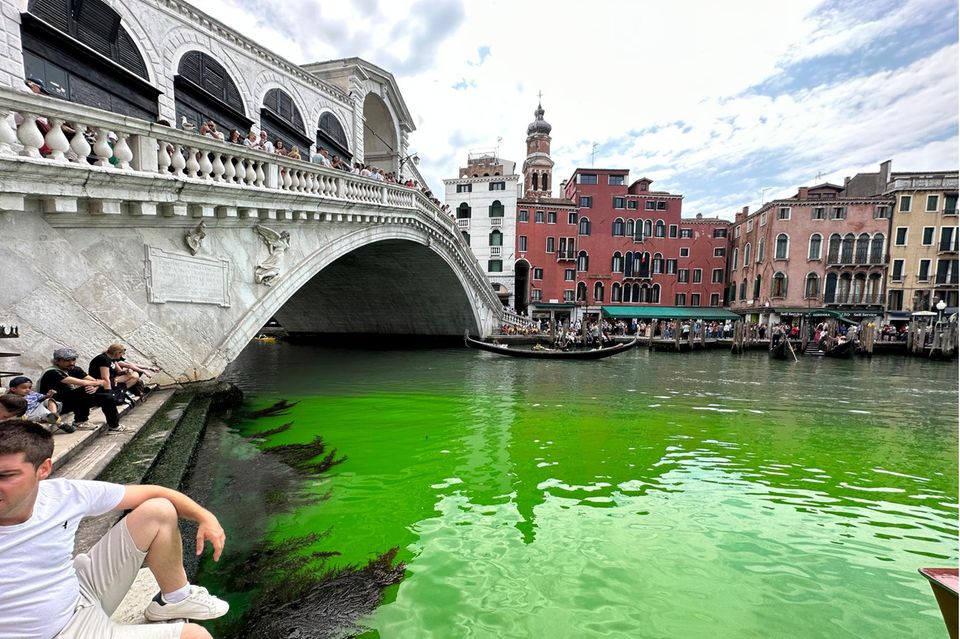 Canal Grande leuchtet grün