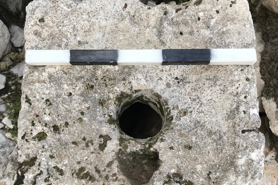 Uraltes Geschäft: Toilettensitz aus einem in der Altstadt von Jerusalem freigelegten Stadthaus aus dem 8. vorchristlichen Jahrhundert