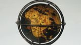 Der Globus von Martin Behaim aus den Jahren 1492-94 fasst das damals bekannte Wissen über die Erde zusammen und stellt eine Art visuelle Enzyklopädie dar. Er ist über und über beschriftet: mit legendenhaftem Wissen über Seeungeheuer und Fabelwesen ebenso wie mit damals bekannten Ressourcenvorkommen und Reiserouten