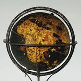 Der Globus von Martin Behaim aus den Jahren 1492-94 fasst das damals bekannte Wissen über die Erde zusammen und stellt eine Art visuelle Enzyklopädie dar. Er ist über und über beschriftet: mit legendenhaftem Wissen über Seeungeheuer und Fabelwesen ebenso wie mit damals bekannten Ressourcenvorkommen und Reiserouten