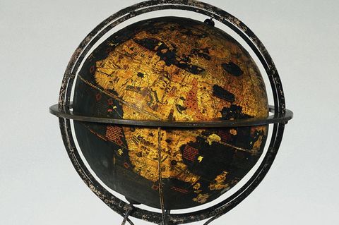 Der Globus von Martin Behaim aus den Jahren 1492-94 fasst das damals bekannte Wissen über die Erde zusammen und stellt eine Art visuelle Enzyklopädie dar. Er ist über und über beschriftet: mit legendenhaftem Wissen über Seeungeheuer und Fabelwesen ebenso wie mit damals bekannten Ressourcenvorkommen und Reiserouten