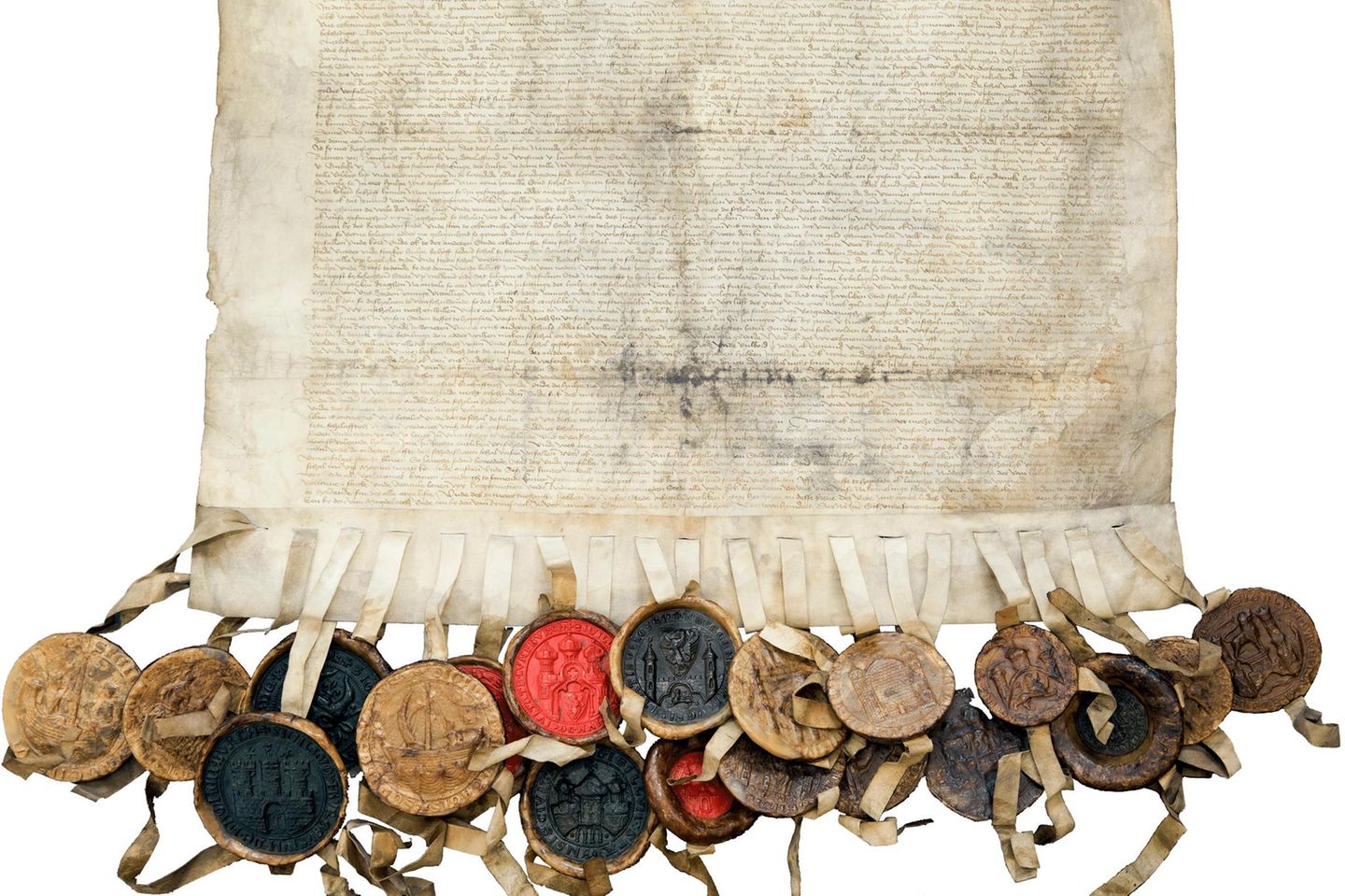 Vertrag der Hanse-Städte Zur Bewahrung der Geschichte der Hanse im Weltdokumentenerbe sind nun ingesamt 21 Dokumente aus Archiven in sechs europäischen Staaten ausgewählt worden (im Bild: der militärische Hilfeleistungsvertrag vom 31. Oktober 1476 zwischen 19 Hansestädten). Gemeinsam zeigen die Dokumente, wie die Organisation von Kaufleuten und rund 200 Mitgliedsstädten die Entwicklung Nordeuropas über 600 Jahre lang geprägt hat