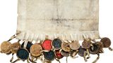 Zur Bewahrung der Geschichte der Hanse im Weltdokumentenerbe sind nun ingesamt 21 Dokumente aus Archiven in sechs europäischen Staaten ausgewählt worden (im Bild: der militärische Hilfeleistungsvertrag vom 31. Oktober 1476 zwischen 19 Hansestädten). Gemeinsam zeigen die Dokumente, wie die Organisation von Kaufleuten und rund 200 Mitgliedsstädten die Entwicklung Nordeuropas über 600 Jahre lang geprägt hat