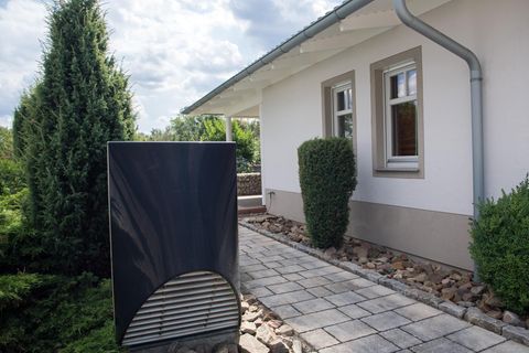 Wärmepumpe vor einem Haus