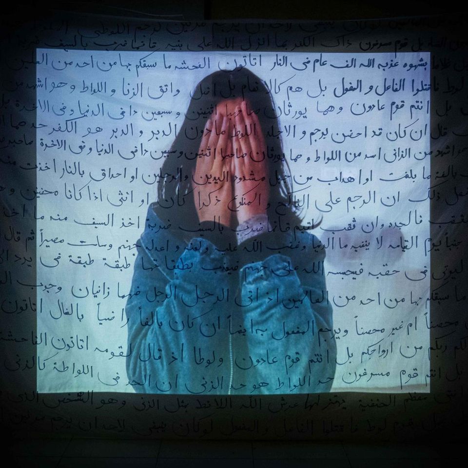 Afghanische Frau hält sich die Augen vor das Gesicht