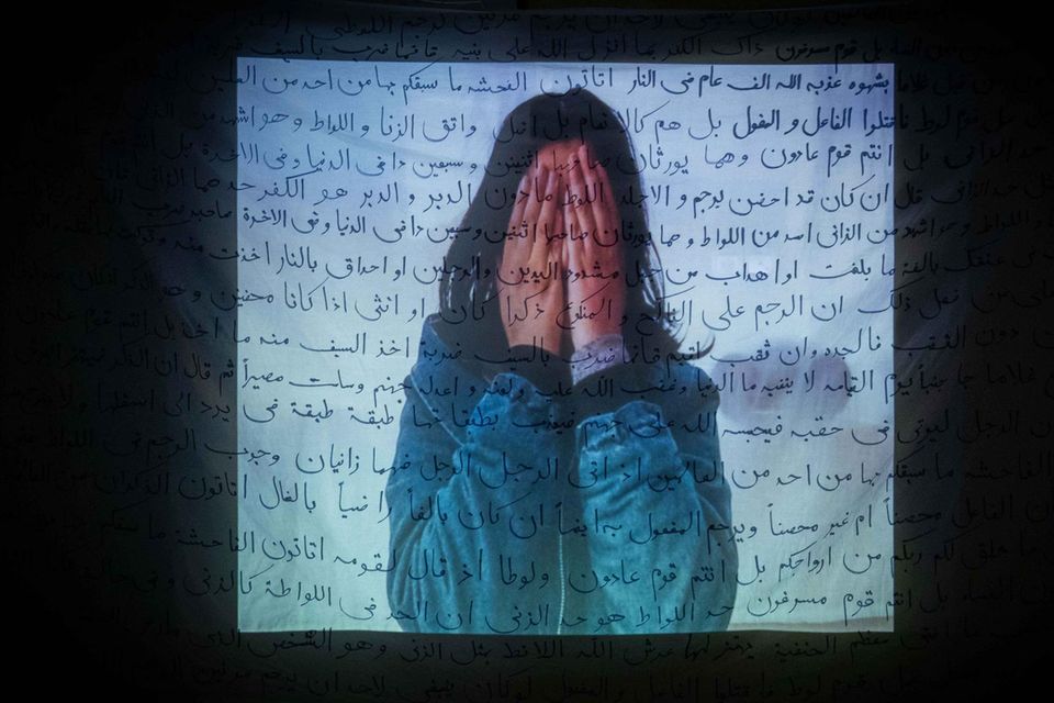 Afghanische Frau hält sich die Augen vor das Gesicht