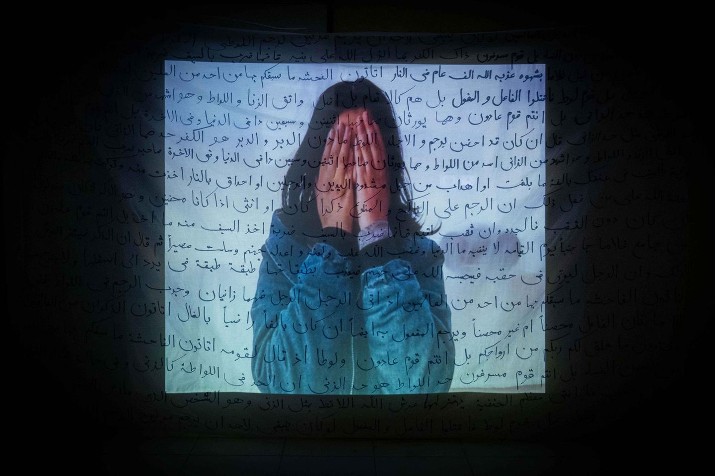 Afghanische Frau hält sich die Augen vor das Gesicht