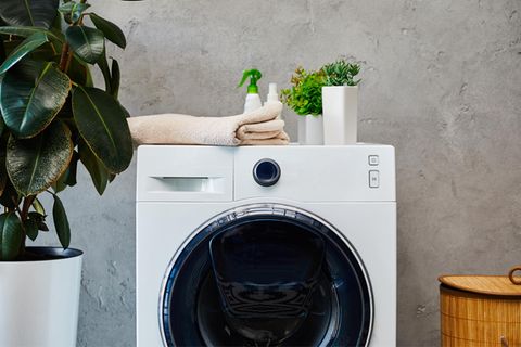 Eine Waschmaschine mit Waschmittel