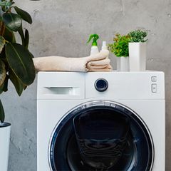 Eine Waschmaschine mit Waschmittel