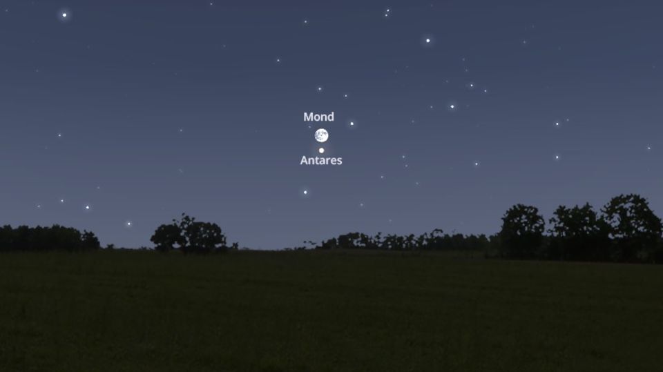 Nachthimmel mit Mond und Antares