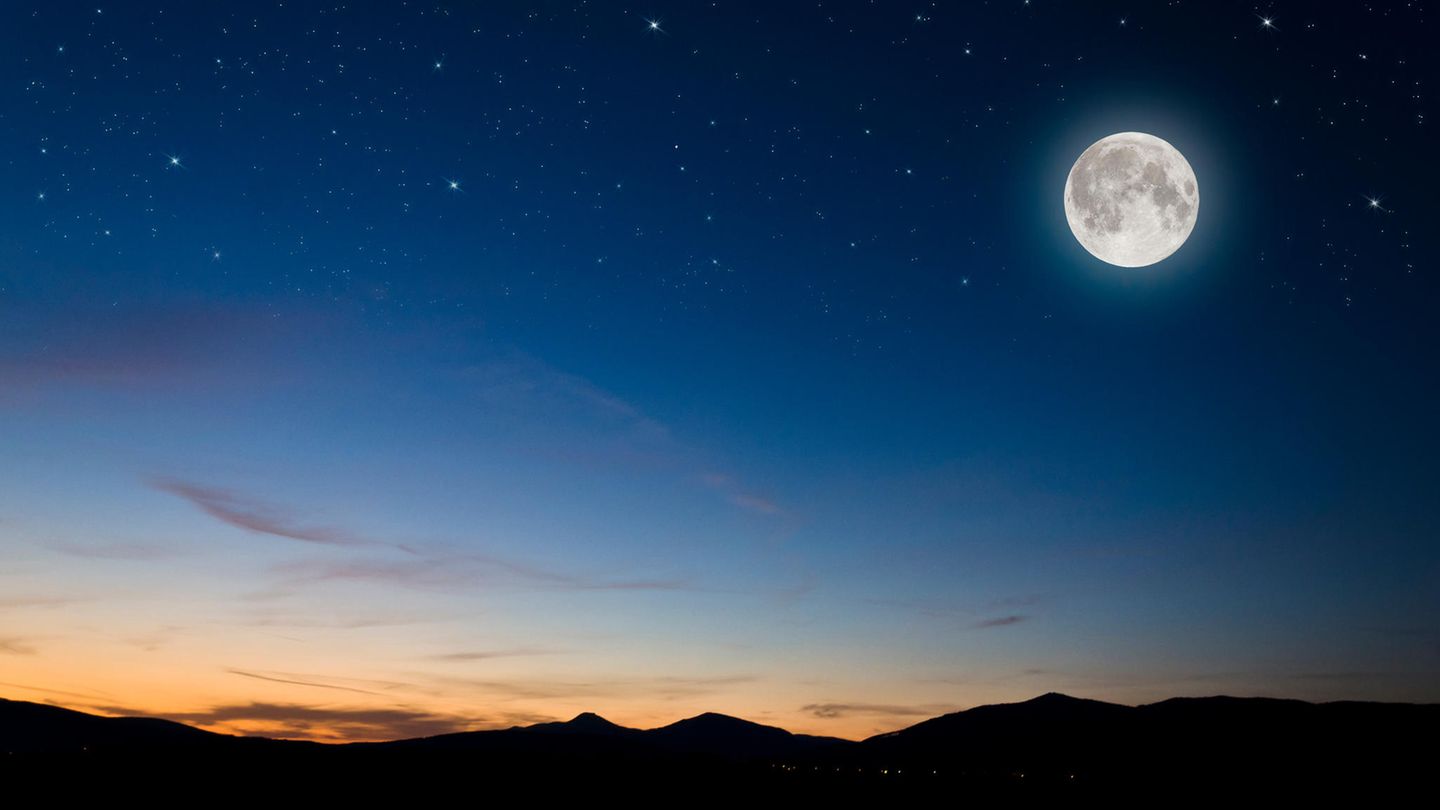 Dämmerung mit Sternenhimmel und Vollmond
