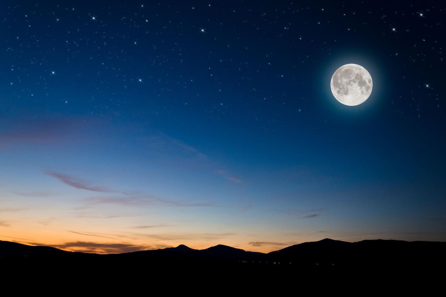 Dämmerung mit Sternenhimmel und Vollmond