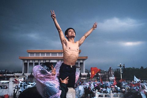 1989 demonstrieren Studenten und Bürger vor dem Mao-Mausoleum