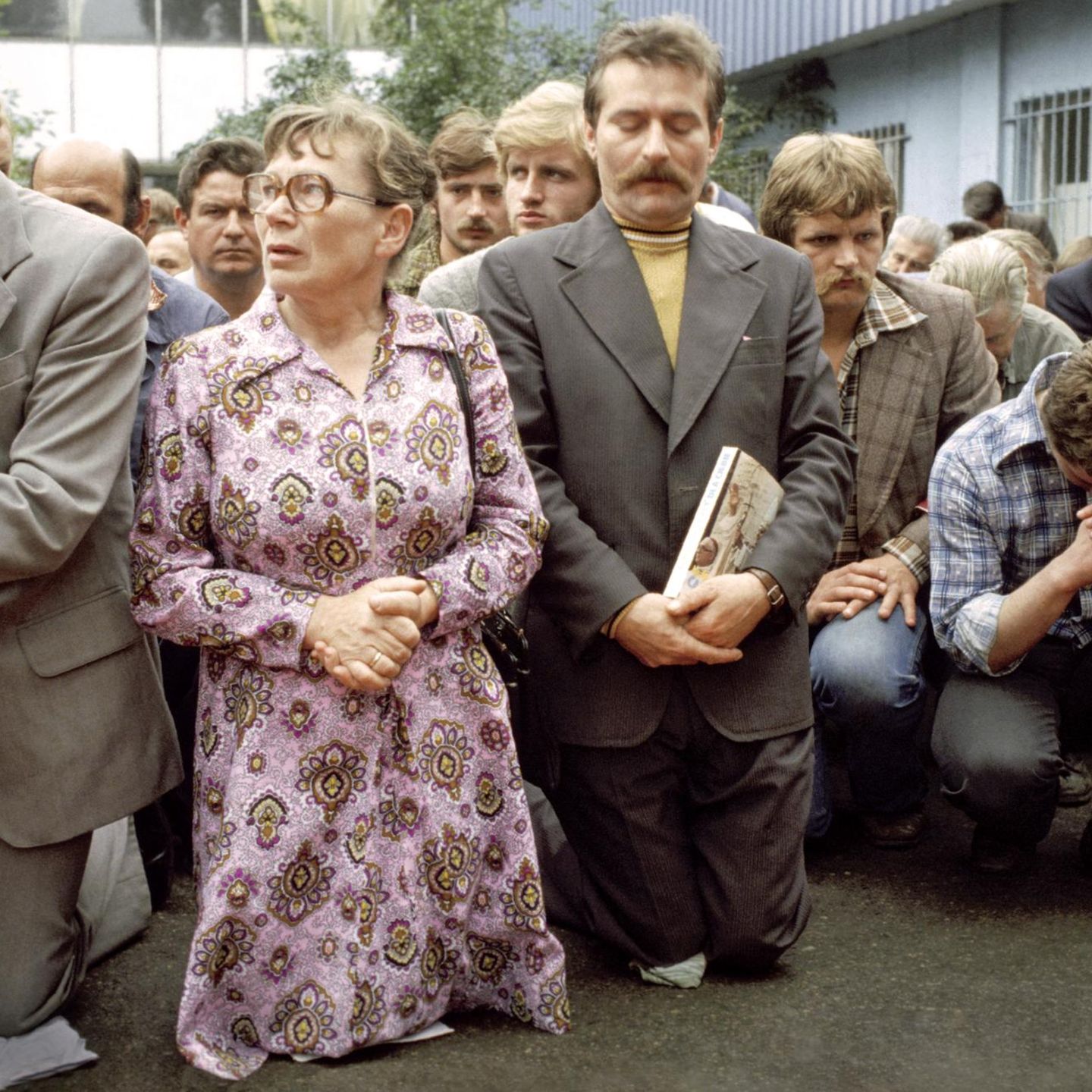 Betend zeigen Streikende 1980 vor der Lenin-Werft in Danzig ihren Protest. Vorn kniet die Kranführerin Anna Walentynowicz, deren Entlassung wegen ihres Einsatzes für die Rechte der Belegschaft einer der Auslöser für den Ausstand war. Rechts neben ihr Lech Wałęsa, einstiger Werft-Elektriker und nun Anführer des Streikkomitees