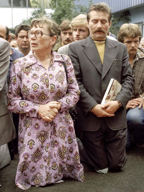 Betend zeigen Streikende 1980 vor der Lenin-Werft in Danzig ihren Protest. Vorn kniet die Kranführerin Anna Walentynowicz, deren Entlassung wegen ihres Einsatzes für die Rechte der Belegschaft einer der Auslöser für den Ausstand war. Rechts neben ihr Lech Wałęsa, einstiger Werft-Elektriker und nun Anführer des Streikkomitees