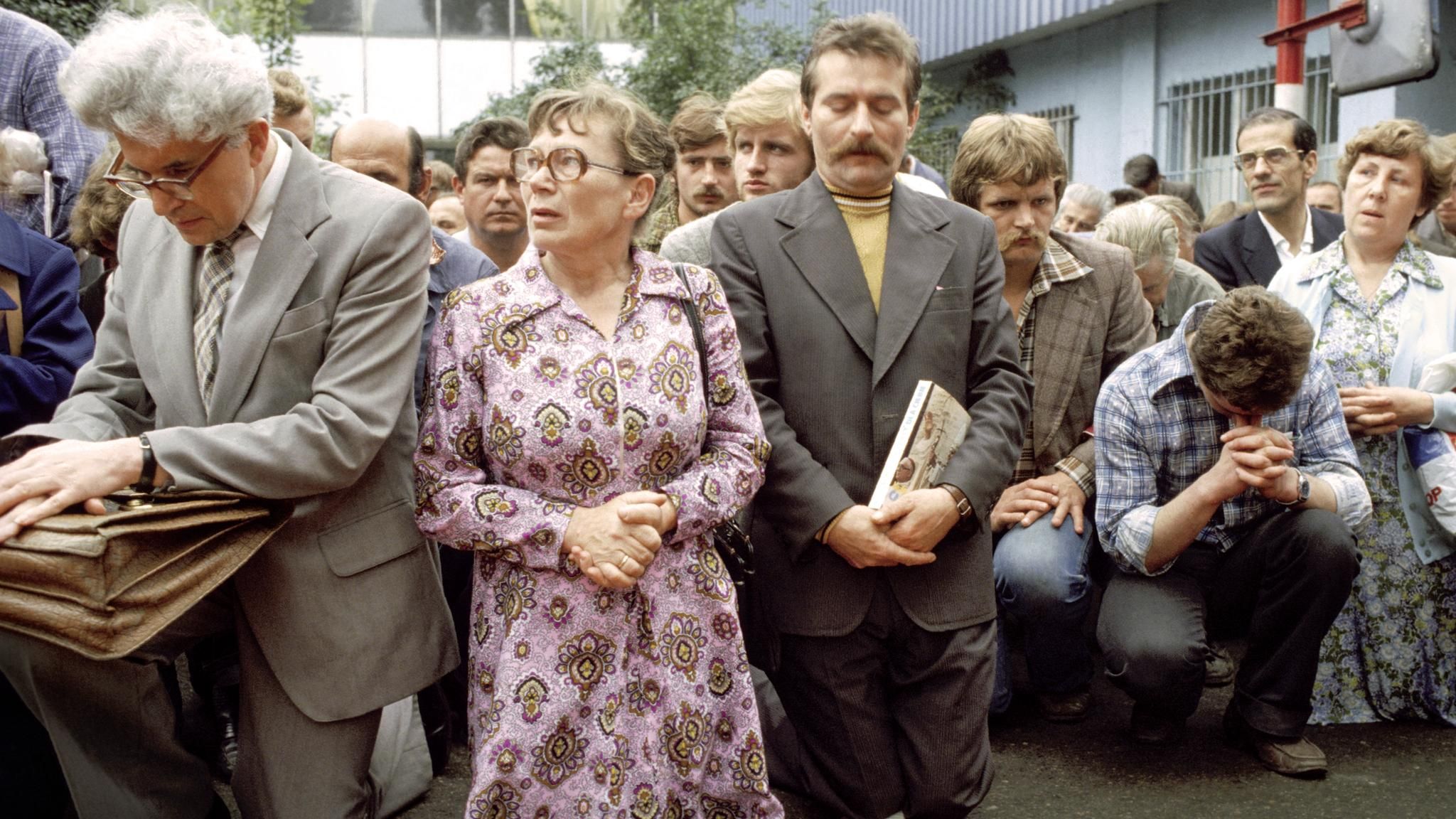 Betend zeigen Streikende 1980 vor der Lenin-Werft in Danzig ihren Protest. Vorn kniet die Kranführerin Anna Walentynowicz, deren Entlassung wegen ihres Einsatzes für die Rechte der Belegschaft einer der Auslöser für den Ausstand war. Rechts neben ihr Lech Wałęsa, einstiger Werft-Elektriker und nun Anführer des Streikkomitees