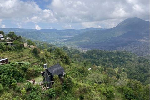 Nach mehreren Vorfällen schlechten Benehmens von Urlaubern will der örtliche Gouverneur hart durchgreifen und die heiligen Berge