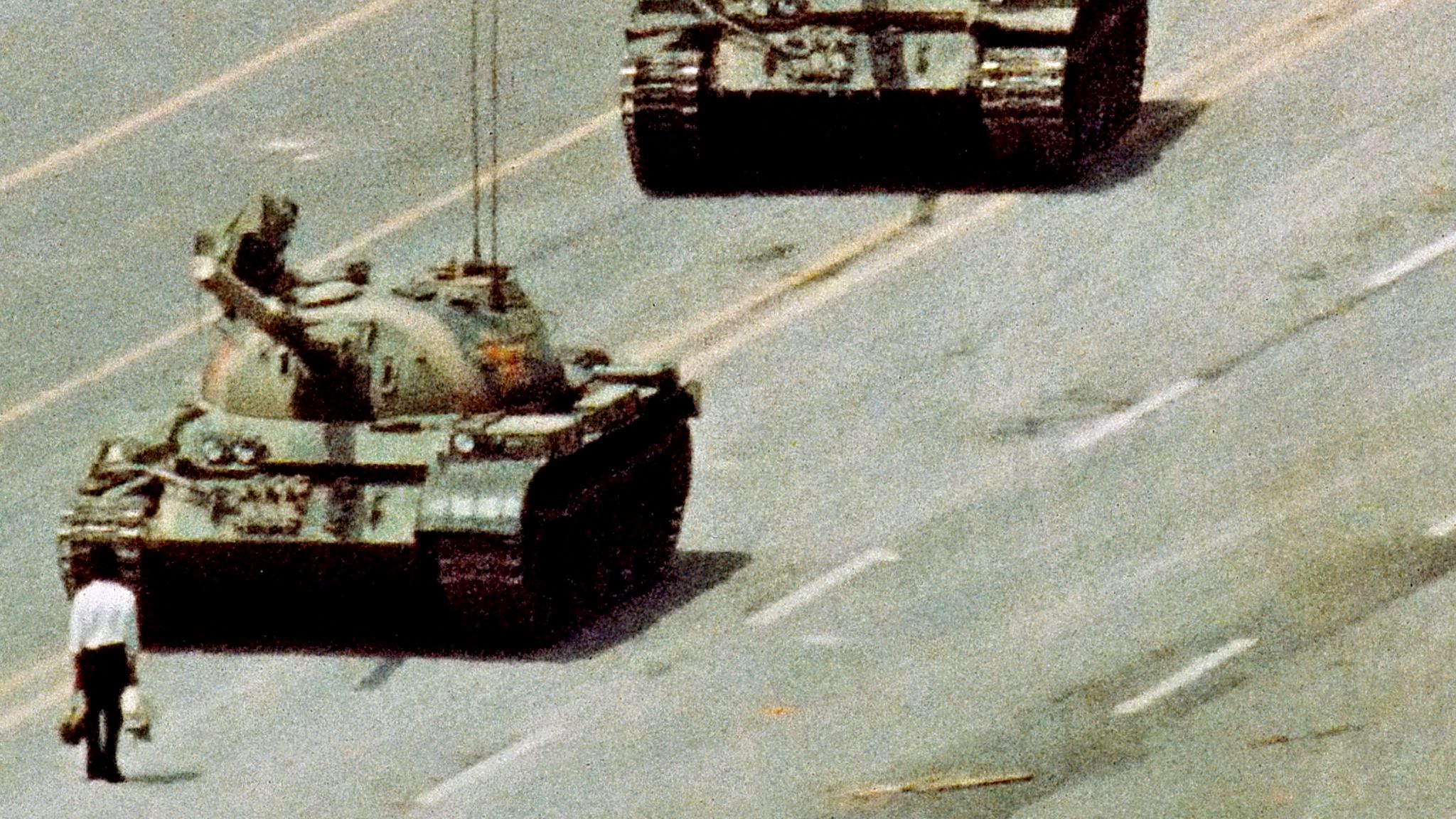 Symboldbild des Aufstands: Ein Chinese stellt sich am 5. Juni den Panzern in den Weg (links). Soldaten stoppen, reden mit ihm, lassen ihn ziehen – fahren dann aber weiter. Was aus dem Mann später wurde, ist bis heute unbekannt