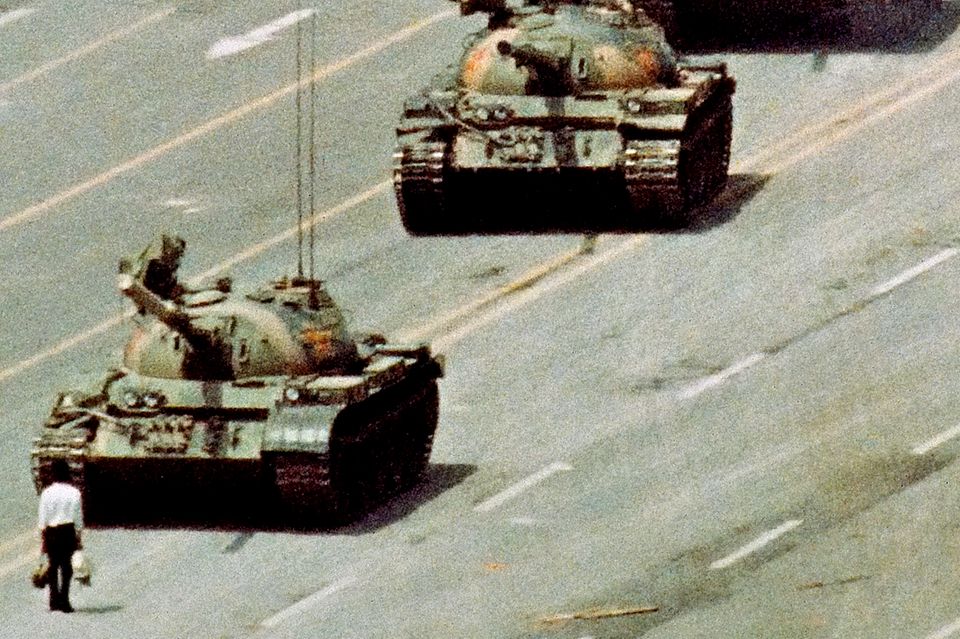 Symboldbild des Aufstands: Ein Chinese stellt sich am 5. Juni den Panzern in den Weg (links). Soldaten stoppen, reden mit ihm, lassen ihn ziehen – fahren dann aber weiter. Was aus dem Mann später wurde, ist bis heute unbekannt 1