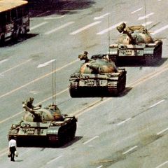 Symboldbild des Aufstands: Ein Chinese stellt sich am 5. Juni den Panzern in den Weg (links). Soldaten stoppen, reden mit ihm, lassen ihn ziehen – fahren dann aber weiter. Was aus dem Mann später wurde, ist bis heute unbekannt