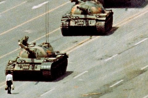 Symboldbild des Aufstands: Ein Chinese stellt sich am 5. Juni den Panzern in den Weg (links). Soldaten stoppen, reden mit ihm, lassen ihn ziehen – fahren dann aber weiter. Was aus dem Mann später wurde, ist bis heute unbekannt