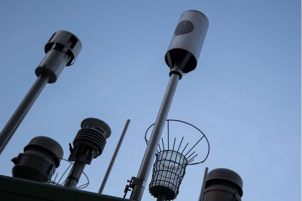 Messgeräte stehen auf einer Luft-Messstation der Landesanstalt für Umwelt Baden-Württemberg (LUBW) in der Stuttgarter Innenstadt
