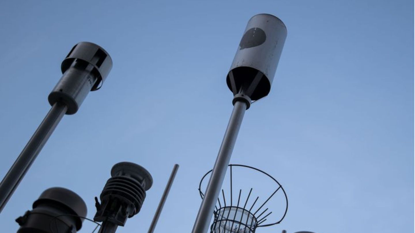 Messgeräte stehen auf einer Luft-Messstation der Landesanstalt für Umwelt Baden-Württemberg (LUBW) in der Stuttgarter Innenstadt