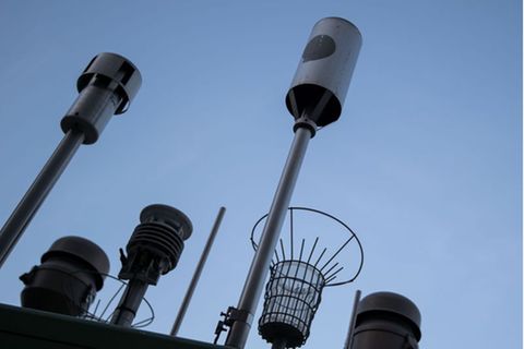 Messgeräte stehen auf einer Luft-Messstation der Landesanstalt für Umwelt Baden-Württemberg (LUBW) in der Stuttgarter Innenstadt