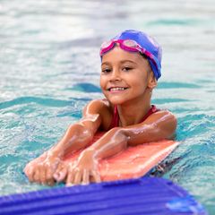 Mädchen mit einem Schwimmbrett