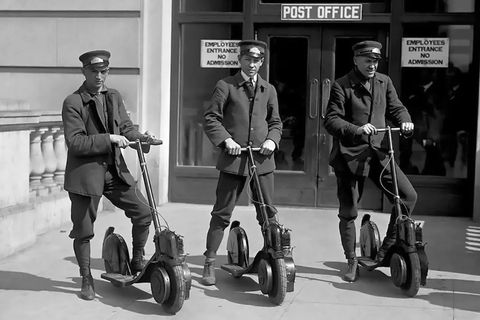 Finstere Blicke, schnelle Roller: Vier New Yorker Postboten posieren mit ihren neuen Autopeds, dem Vorgänger des modernen E-Scooters
