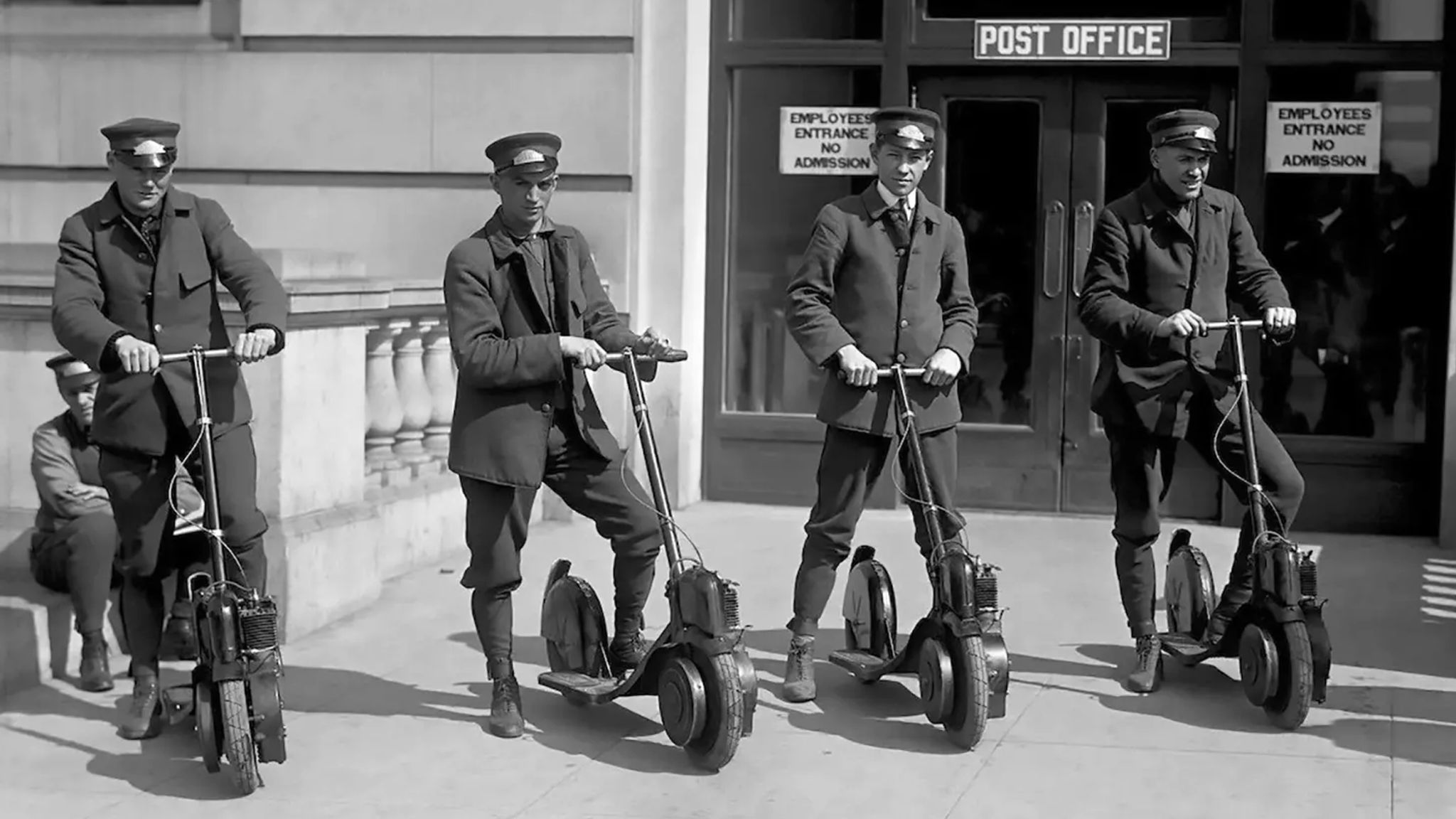 Finstere Blicke, schnelle Roller: Vier New Yorker Postboten posieren mit ihren neuen Autopeds, dem Vorgänger des modernen E-Scooters