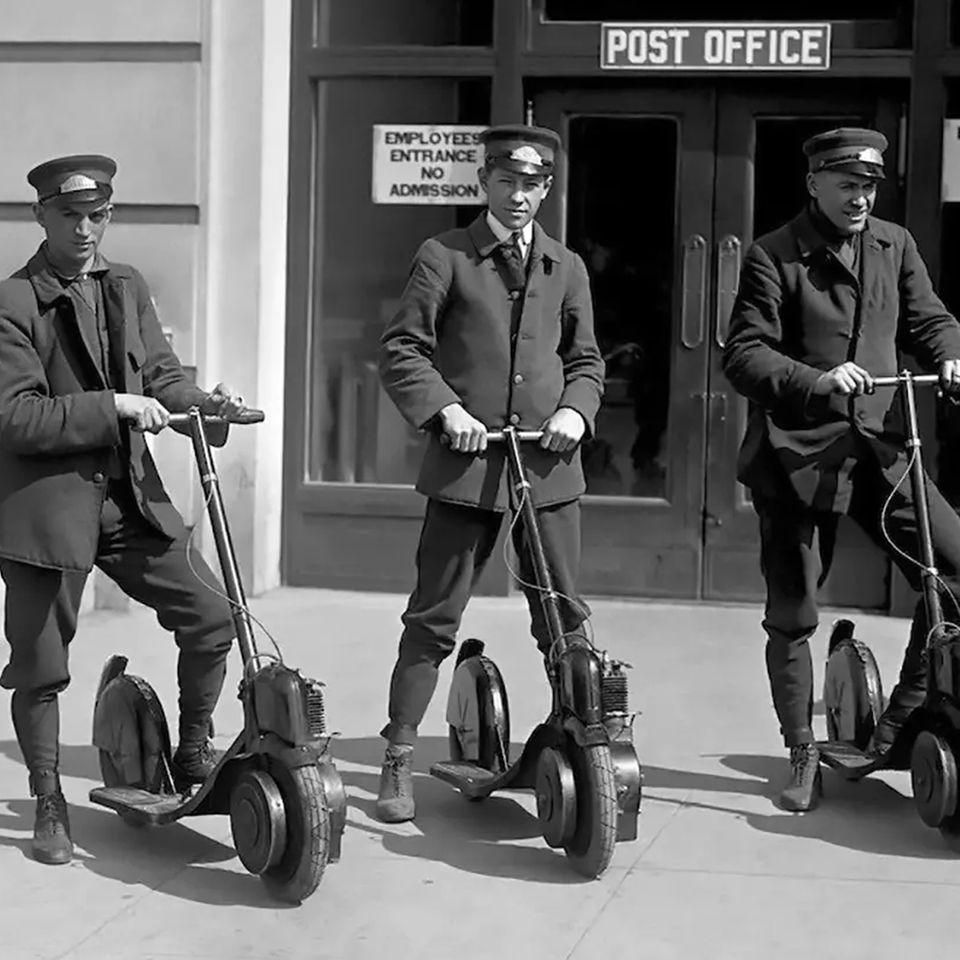 Finstere Blicke, schnelle Roller: Vier New Yorker Postboten posieren mit ihren neuen Autopeds, dem Vorgänger des modernen E-Scooters