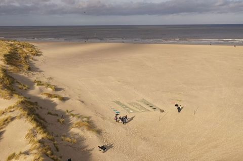 Der Versuchsaufbau aus der Vogelperspektive am Strand von Spiekeroog. Foto: Robert Krell/everwave/DFKI/dpa
