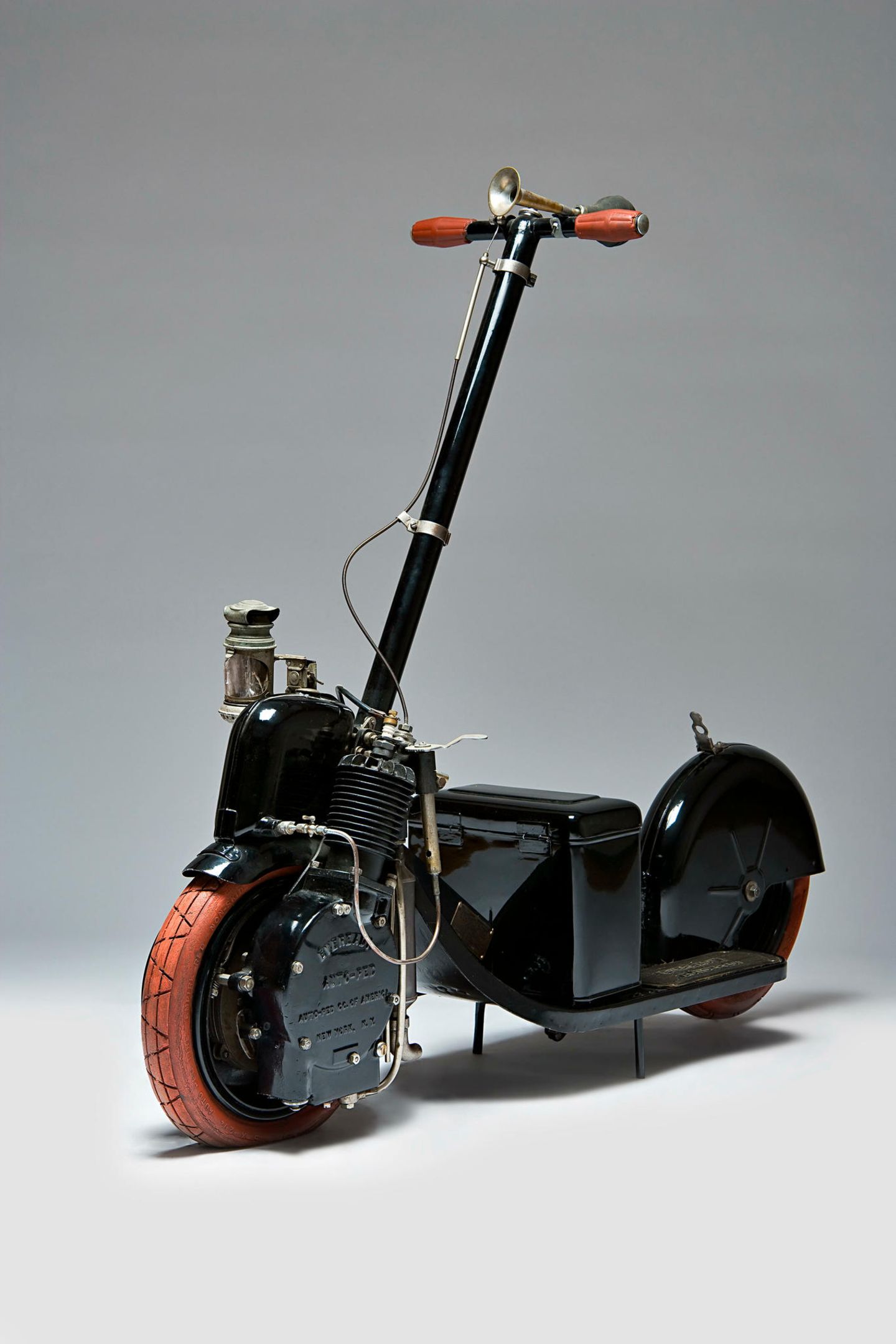 Ein am Vorderrad angebrachter Einzylinder-Viertaktmotor brachte die erste Generation des Autopeds auf Touren: zunächst auf den Straßen New Yorks, dann in weiteren US-amerikanischen Städten und schließlich auch in Europa. Entwickelt hatte den Motor der deutschstämmige Erfinder Joseph Merkel 