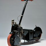 Ein am Vorderrad angebrachter Einzylinder-Viertaktmotor brachte die erste Generation des Autopeds auf Touren: zunächst auf den Straßen New Yorks, dann in weiteren US-amerikanischen Städten und schließlich auch in Europa. Entwickelt hatte den Motor der deutschstämmige Erfinder Joseph Merkel 