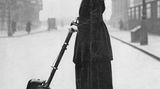 Ein merkwürdig vertrautes Bild aus vergangenen Tagen: Die Frauenwahlrechtsaktivistin Florence Priscilla Norman ließ sich bereits während des Ersten Weltkriegs in London auf einem Autoped ablichten. Wenn auch nicht in voller Fahrt, wie der heruntergeklappte Ständer beweist 