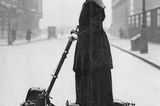 Ein merkwürdig vertrautes Bild aus vergangenen Tagen: Die Frauenwahlrechtsaktivistin Florence Priscilla Norman ließ sich bereits während des Ersten Weltkriegs in London auf einem Autoped ablichten. Wenn auch nicht in voller Fahrt, wie der heruntergeklappte Ständer beweist 