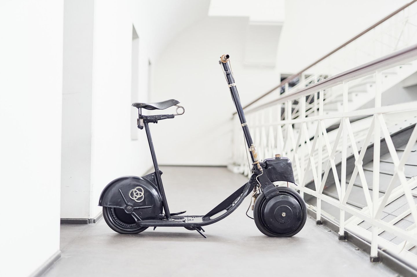 Autopeds und Krupp-Roller: In Deutschland brachte die Firma Krupp nach dem Ersten Weltkrieg einen Stehroller auf den Markt. Zwar war der „Krupp-Motorroller“ etwas leistungsstärker und schneller als sein amerikanisches Vorbild, seine Produktion wurde trotzdem nach nur drei Jahren wieder eingestellt. Der Krupp-Stiftung zufolge hatten lediglich "einige Hundert Modelle" das Essener Werk verlassen In Deutschland brachte die Firma Krupp nach dem Ersten Weltkrieg einen Stehroller auf den Markt. Zwar war der „Krupp-Motorroller“ etwas leistungsstärker und schneller als sein amerikanisches Vorbild, seine Produktion wurde trotzdem nach nur drei Jahren wieder eingestellt. Der Krupp-Stiftung zufolge hatten lediglich "einige Hundert Modelle" das Essener Werk verlassen