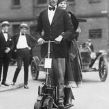 Zu Unrecht, denn die motorisierten Stehroller wurden nicht zur Massenware. Für Arbeiterinnen und Arbeiter waren sie zu viel teuer und mit knapp 50 Kilogramm auch zu schwer. Das Autoped war weniger praktisches Fortbewegungsmittel als vielmehr hippes Fahrzeug für Wohlbetuchte