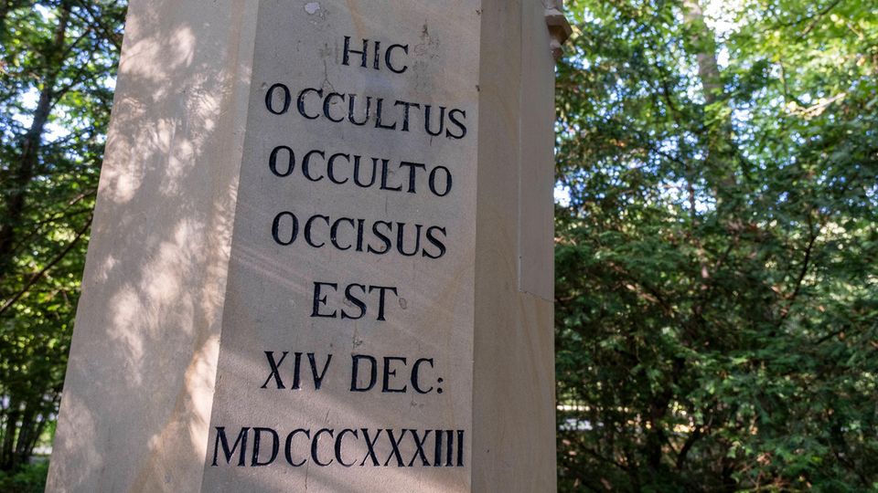 Denkmal für Kaspar Hauser im Hofgarten in Ansbach Denkmal für Kaspar Hauser im Hofgarten in Ansbach