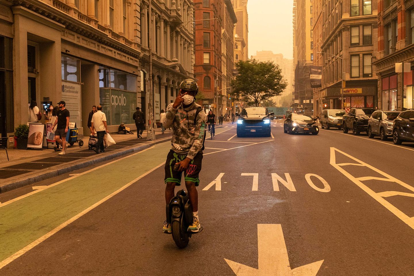 Die Straßen leeren sich Mann mit Maske im gelben Rauch von New York