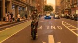 Mann mit Maske im gelben Rauch von New York
