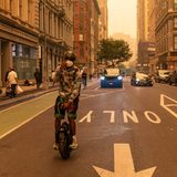 Mann mit Maske im gelben Rauch von New York