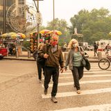 Menschen tragen Masken wegen der Rauchentwicklung in New York