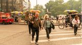 Menschen tragen Masken wegen der Rauchentwicklung in New York