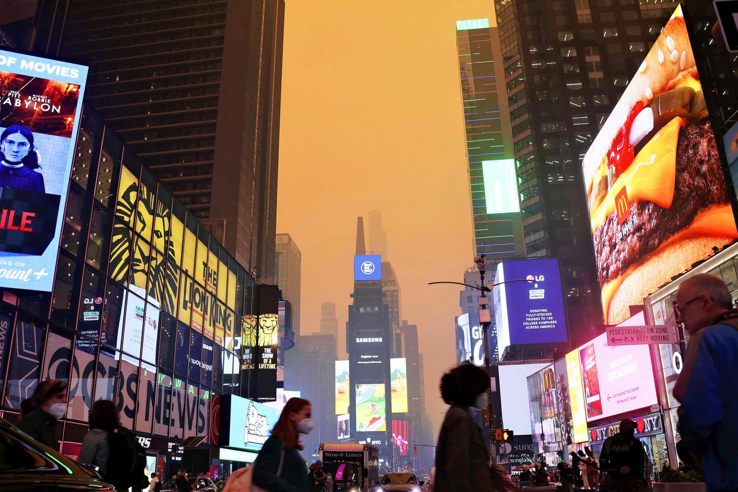 New York in der "Notfallkrise" Gelber Rauch am Times Square in New York