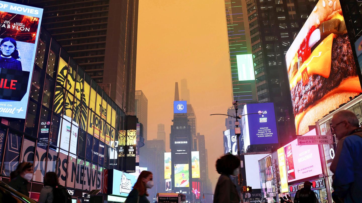 Gelber Rauch am Times Square in New York